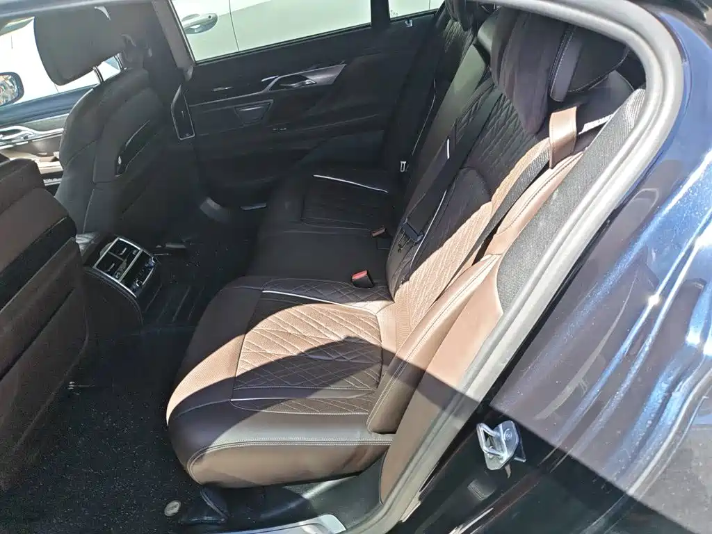 BMW 7 Series — миниатюра 18