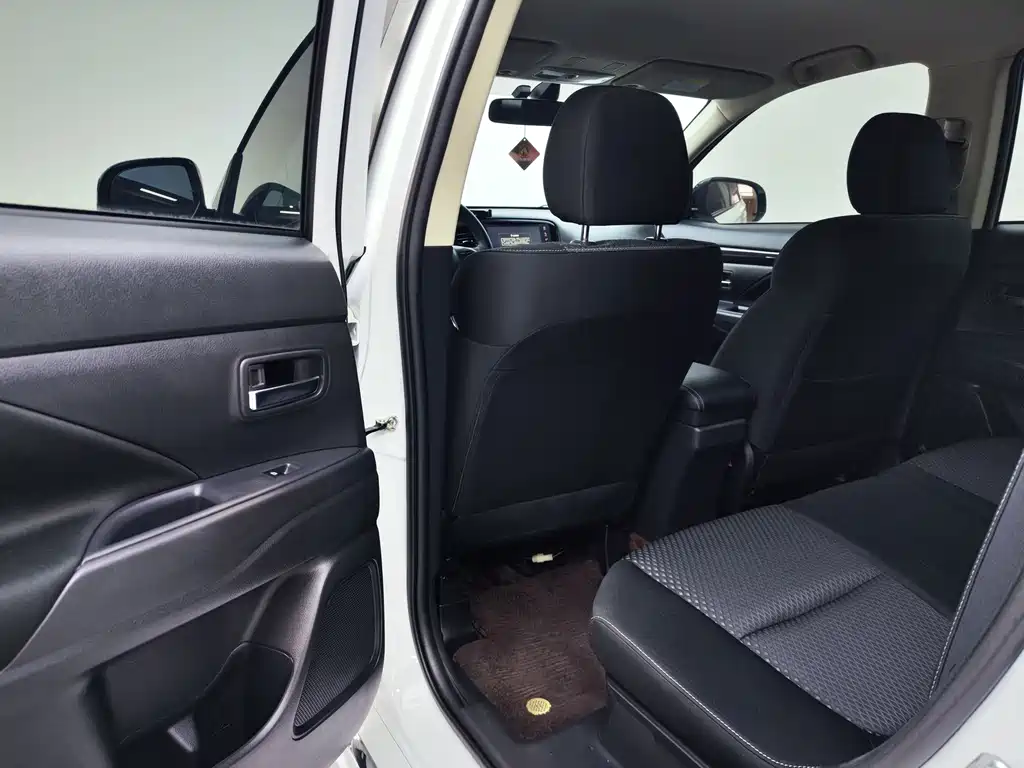 Mitsubishi Outlander — миниатюра 7