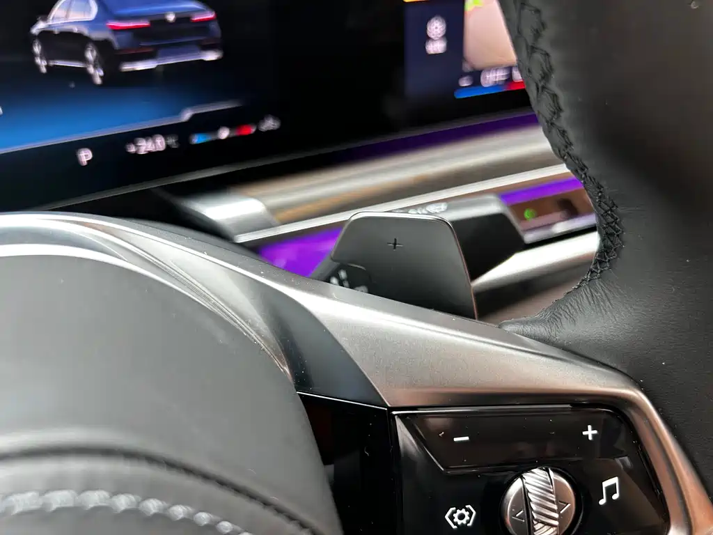 BMW 7 Series — миниатюра 11