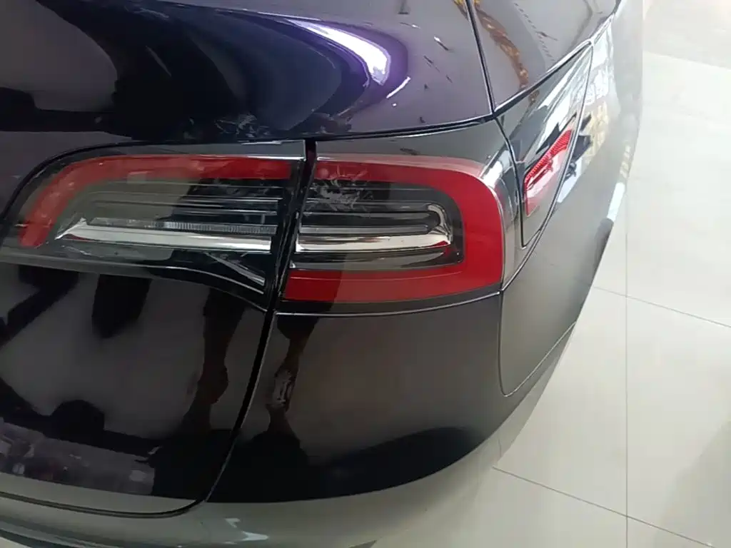 Tesla Model Y — миниатюра 8
