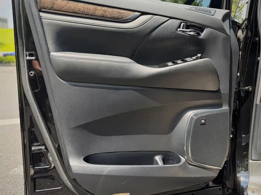 Toyota Alphard — миниатюра 24