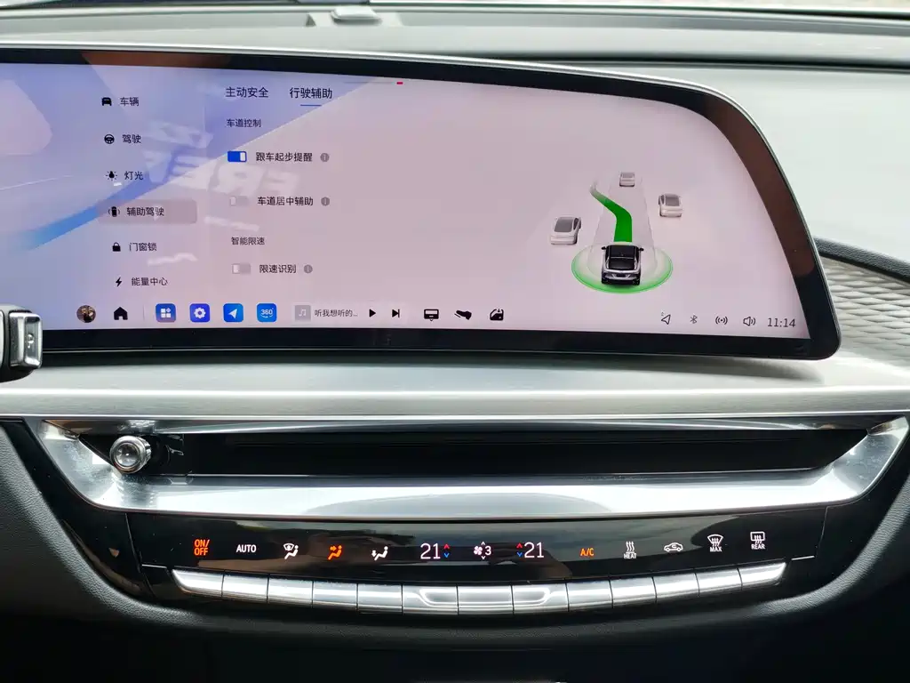 Cadillac Lyriq — миниатюра 14