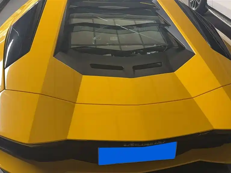 LAMBORGHINI AVENTADOR