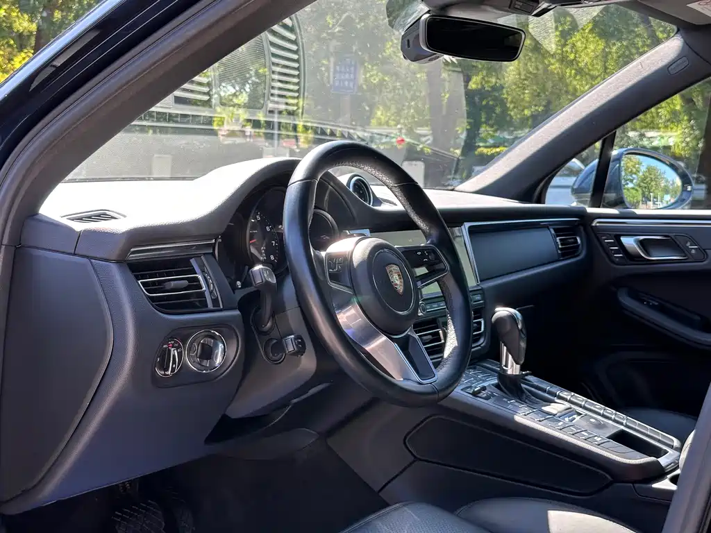 Porsche Macan — миниатюра 3