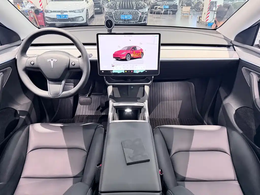 Tesla Model Y — миниатюра 8