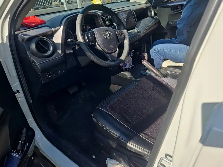 Toyota RAV4 — миниатюра 9