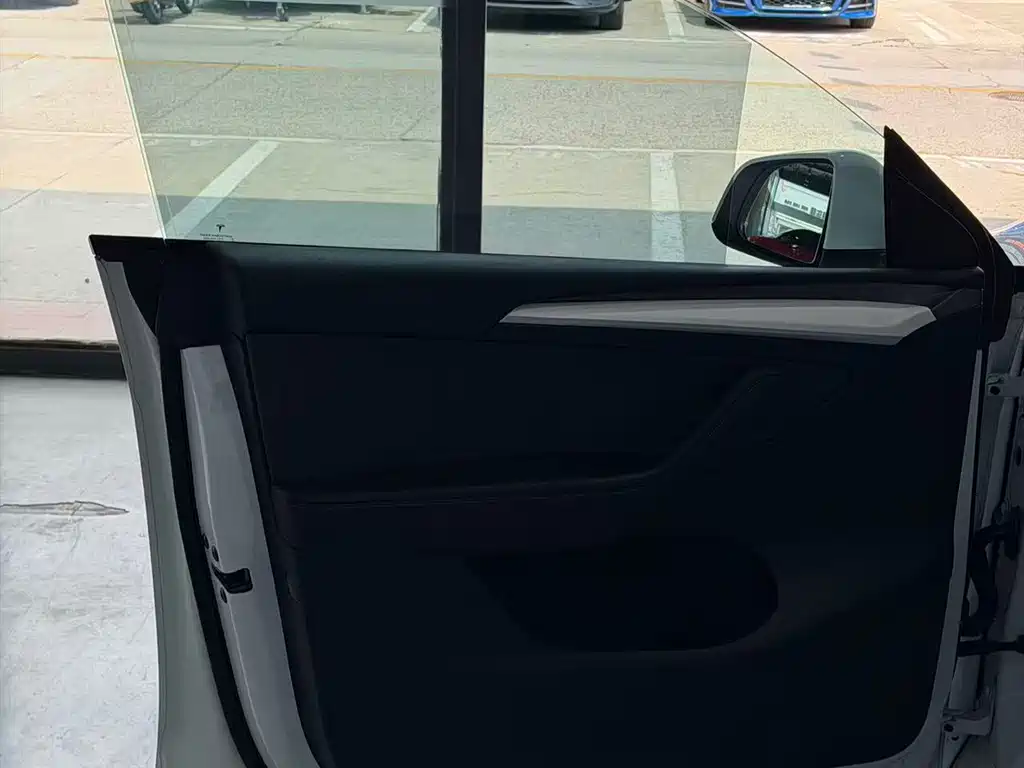 Tesla Model Y — миниатюра 5