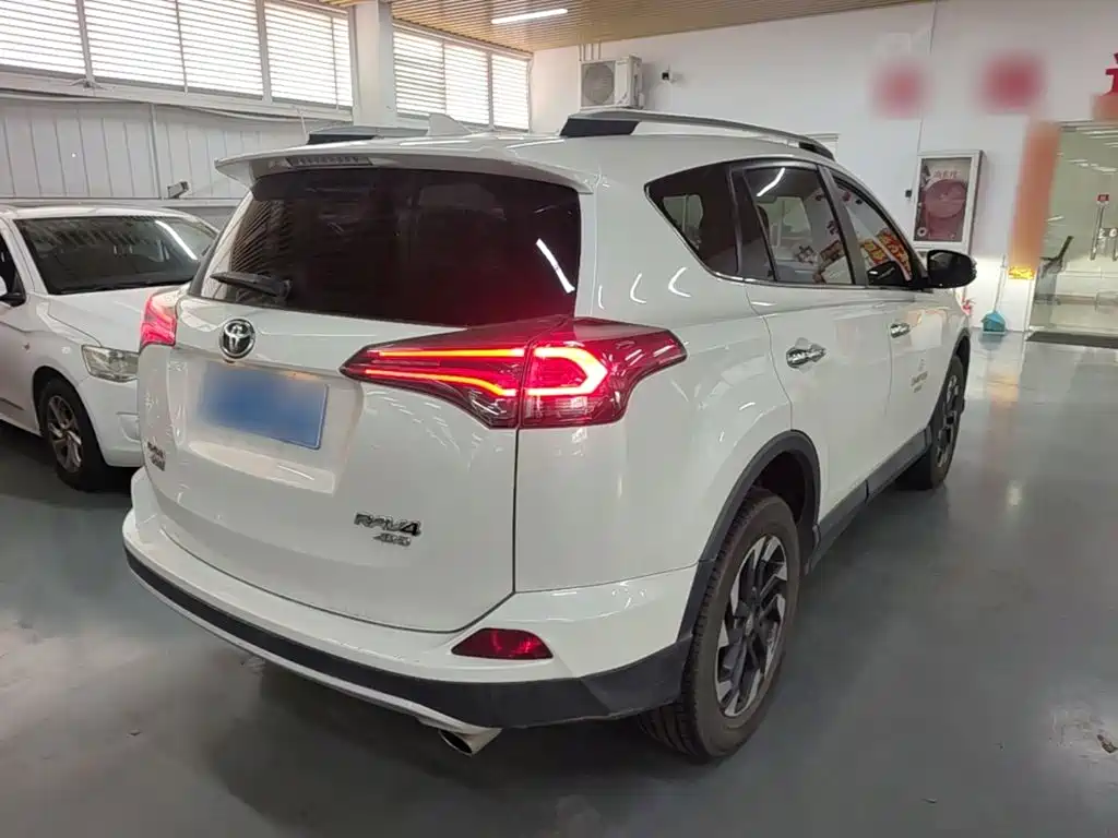 Toyota RAV4 — миниатюра 7