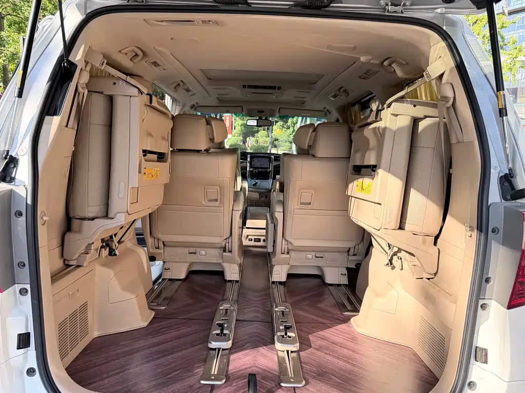 Toyota Alphard — миниатюра 13