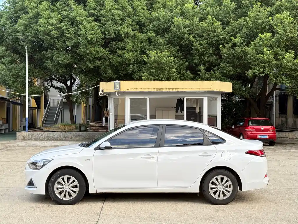 Hyundai Elantra — миниатюра 9