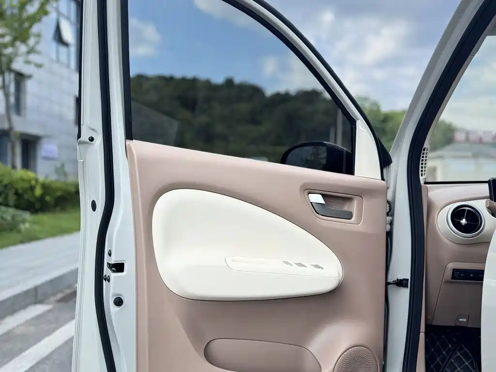 Wuling MINIEV — миниатюра 13