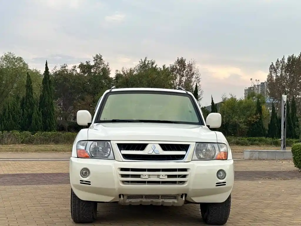 Mitsubishi Pajero — миниатюра 2