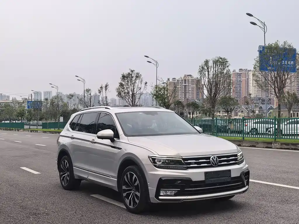 Volkswagen Tiguan L L 2022 330TSI AT Smart