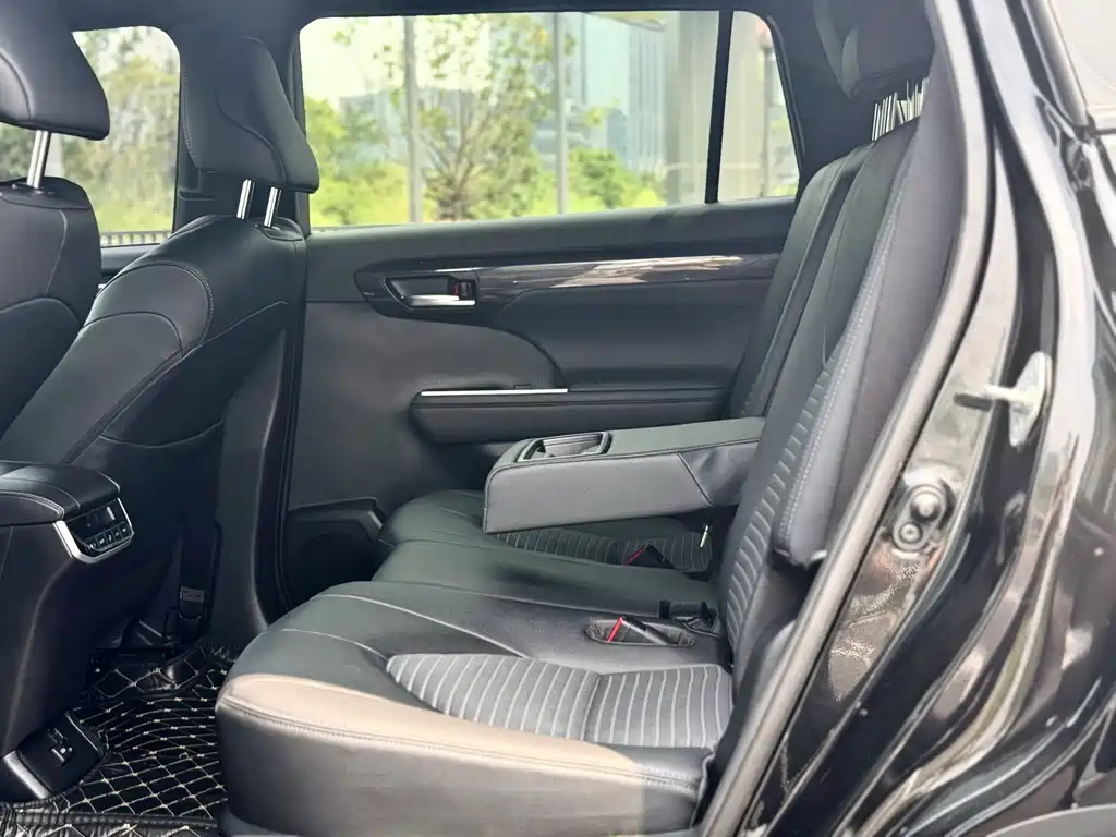 Toyota Crown Kluger — миниатюра 3