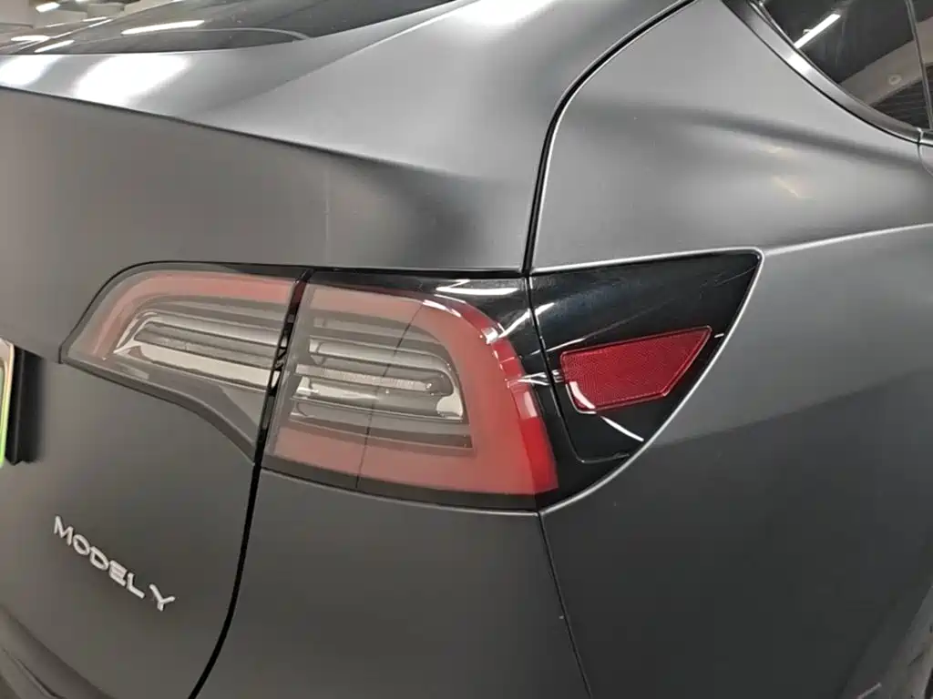 Tesla Model Y — миниатюра 8