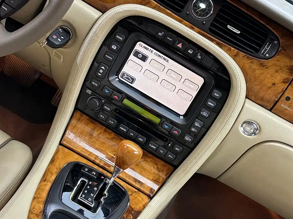 Jaguar XJ — миниатюра 27
