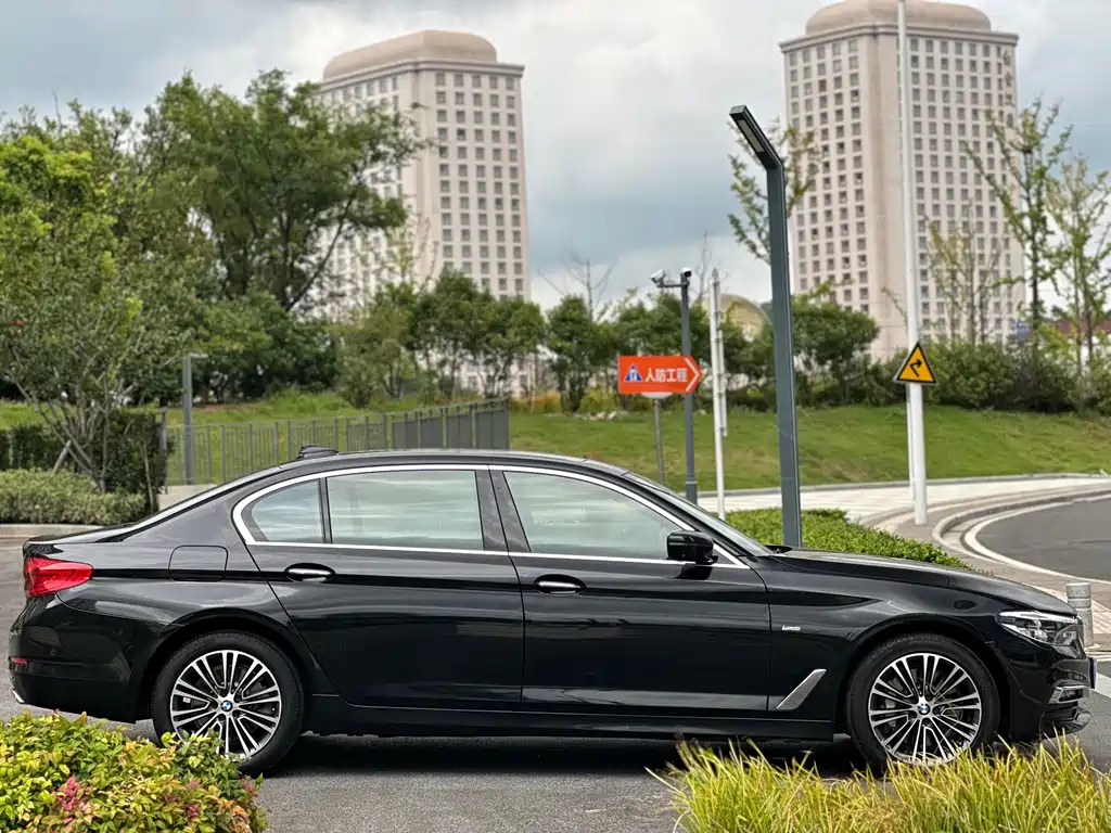 BMW 5 Series — миниатюра 7
