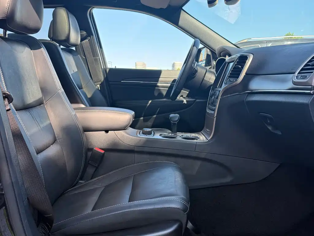 Jeep Grand Cherokee (Import) — миниатюра 17