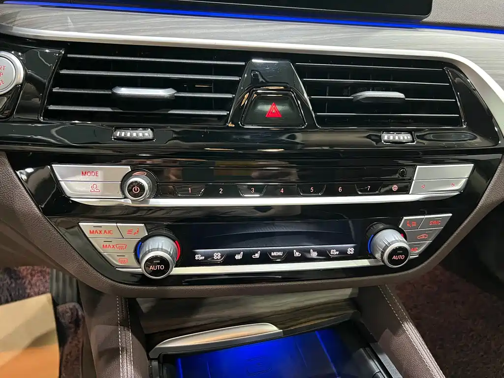 BMW 5 Series — миниатюра 8