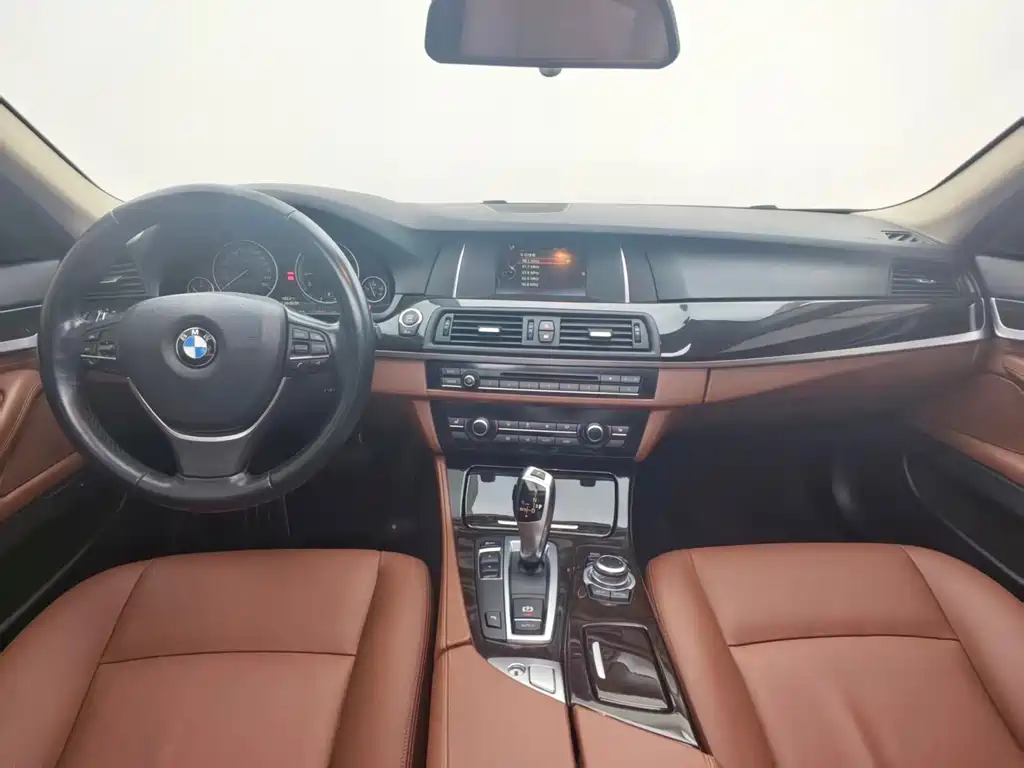 BMW 5 Series — миниатюра 8