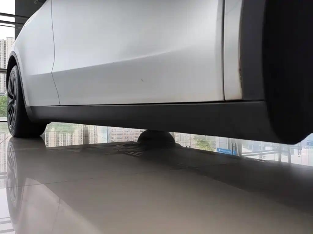 Tesla Model Y — миниатюра 21