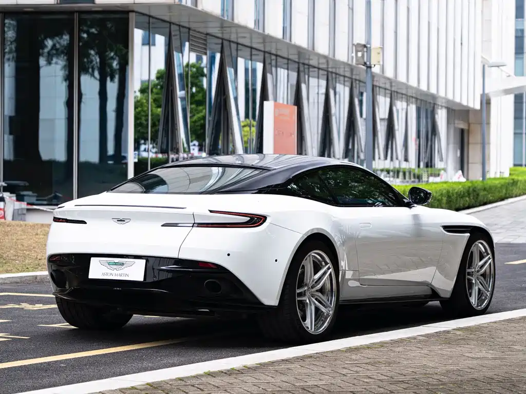 Aston Martin DB11 — миниатюра 7