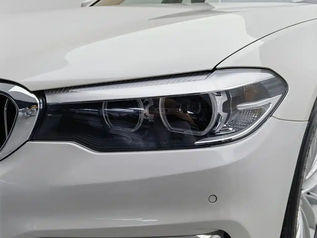 BMW 5 Series — миниатюра 7