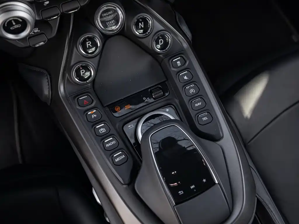 Aston Martin V8 Vantage — миниатюра 6