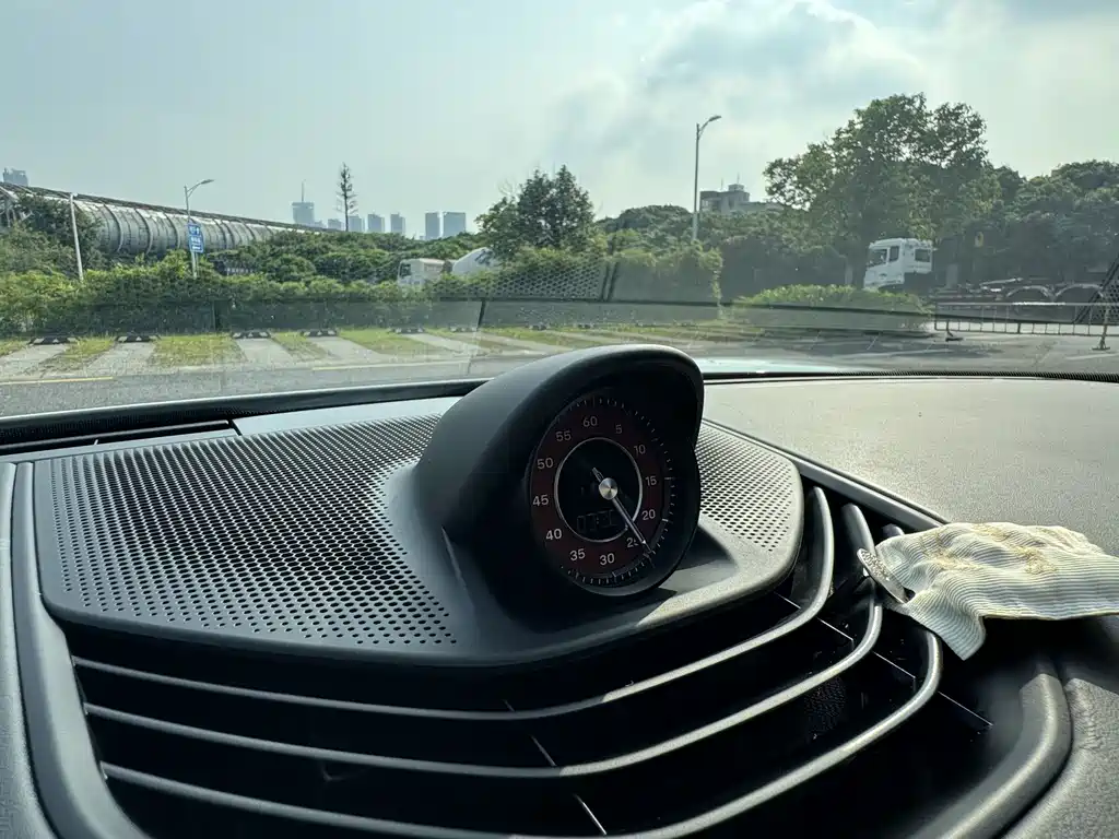Porsche Taycan — миниатюра 16