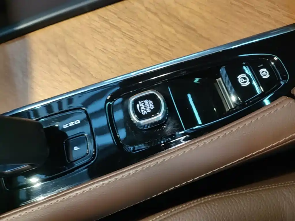 Volvo XC90 — миниатюра 9