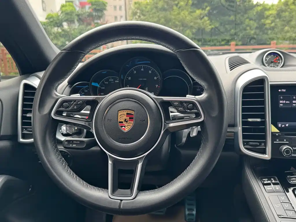 Porsche Cayenne — миниатюра 22