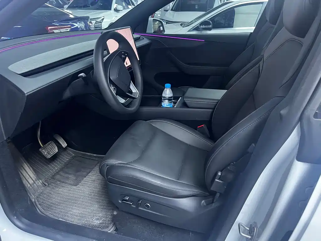 Tesla Model Y L — миниатюра 5