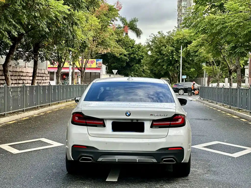 BMW 5 Series — миниатюра 8