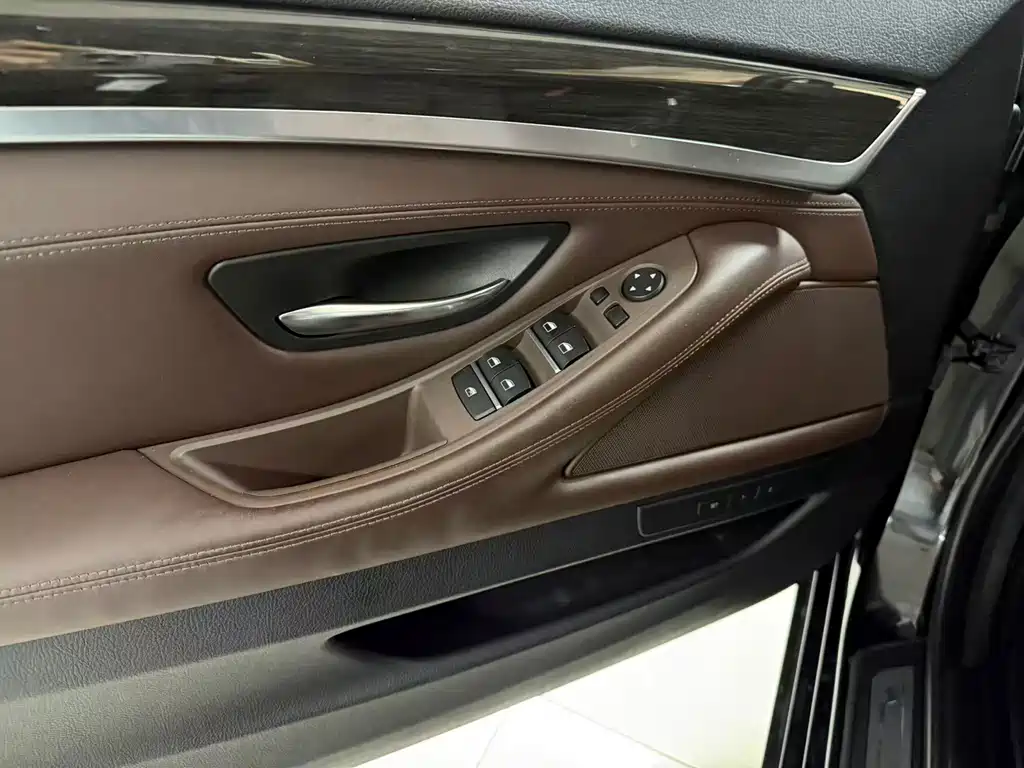 BMW 5 Series — миниатюра 4