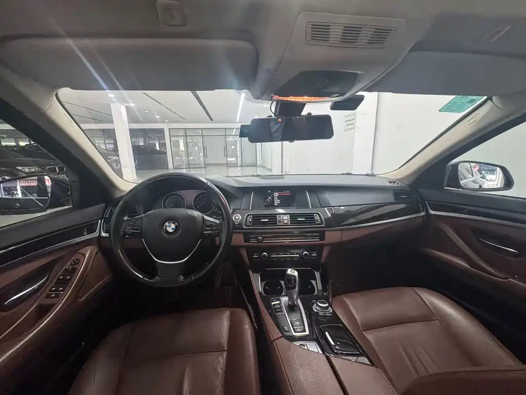 BMW 5 Series — миниатюра 6
