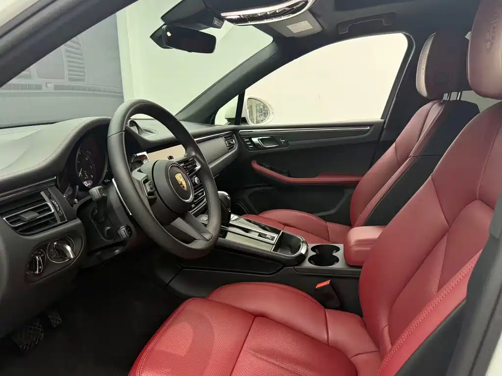 PORSCHE MACAN