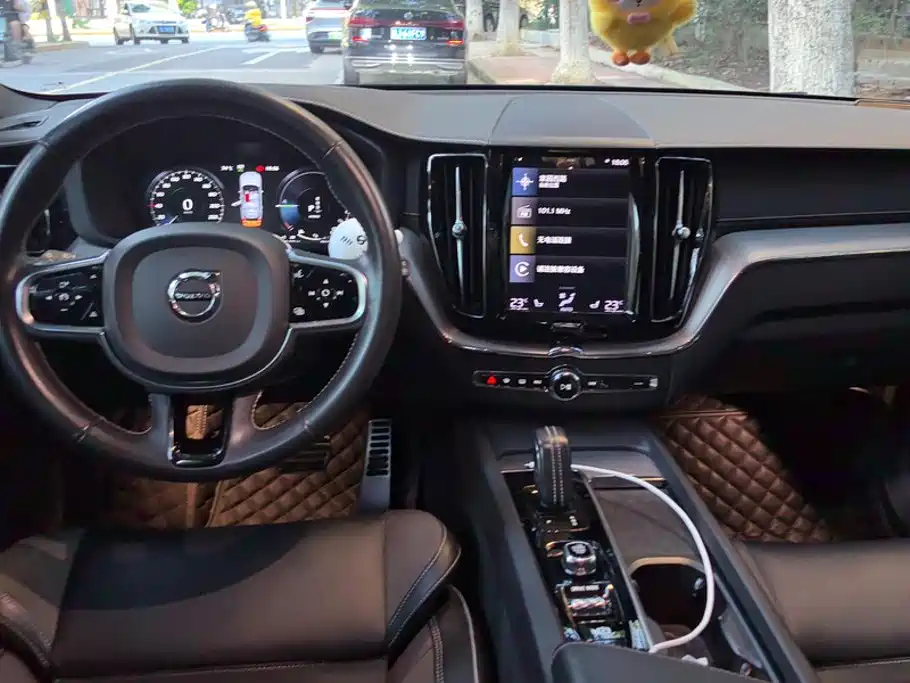 Volvo XC60 PHEV — миниатюра 12