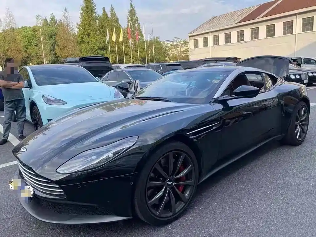 Aston Martin DB11