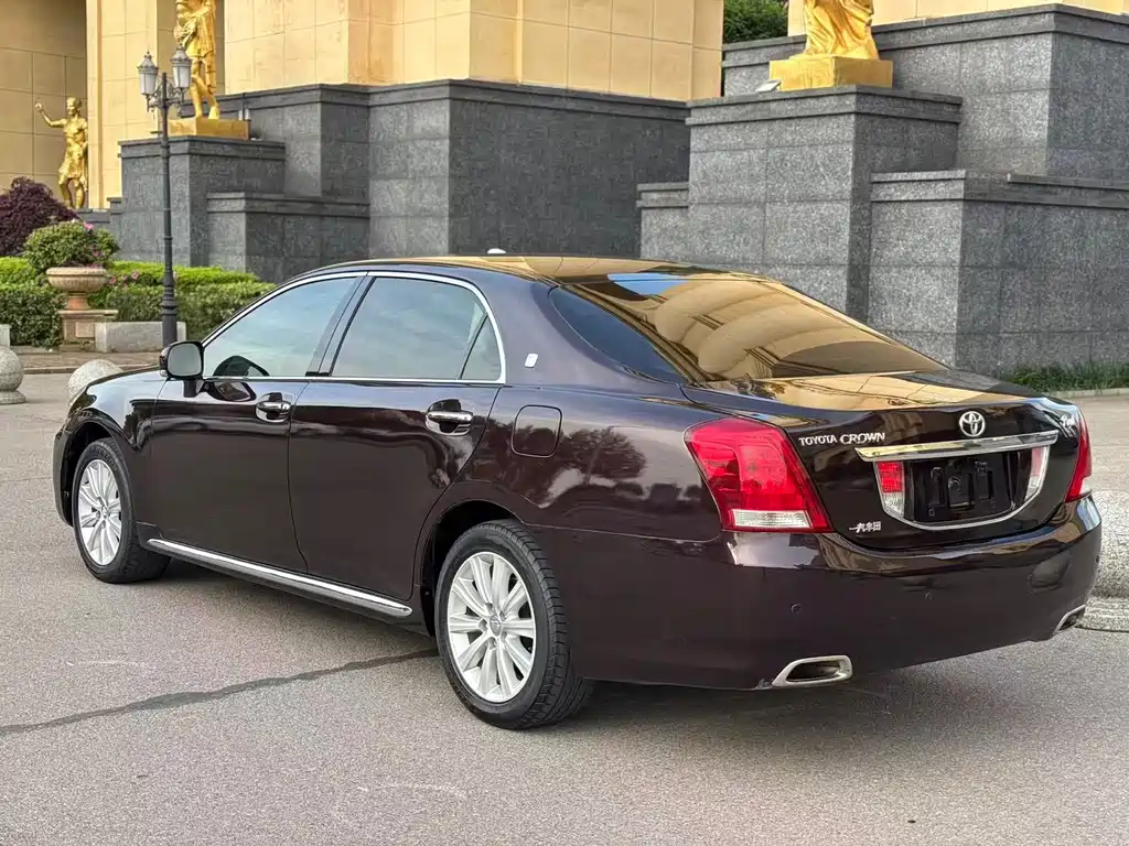 Toyota Crown — миниатюра 3