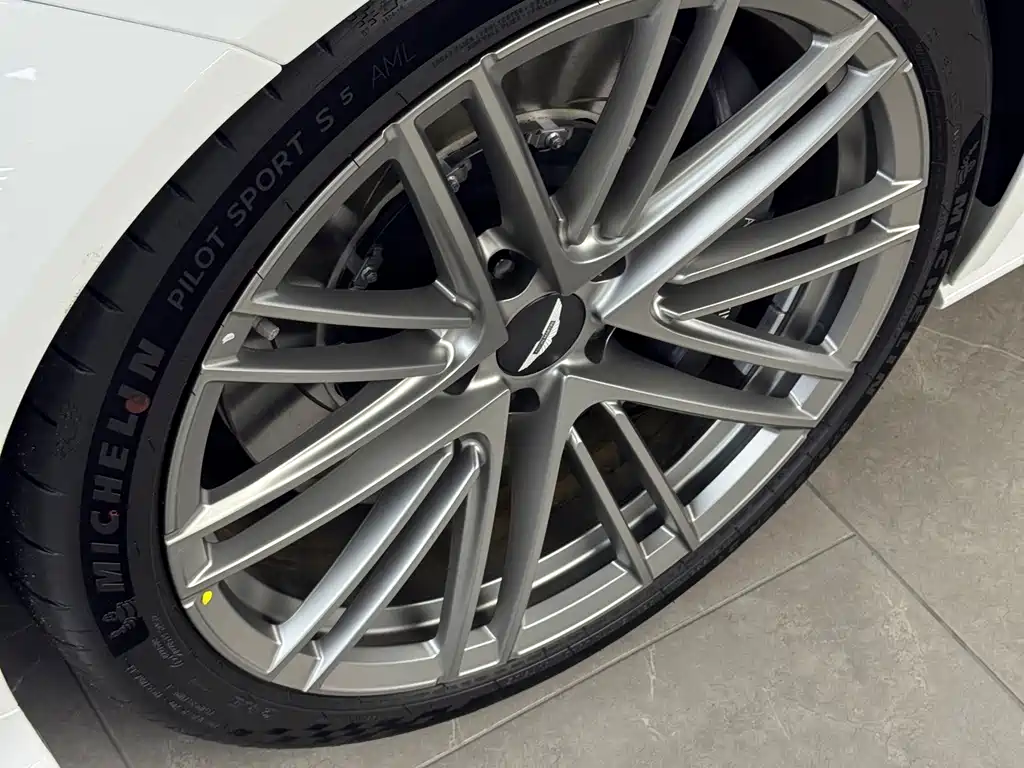 Aston Martin DB12 — миниатюра 6