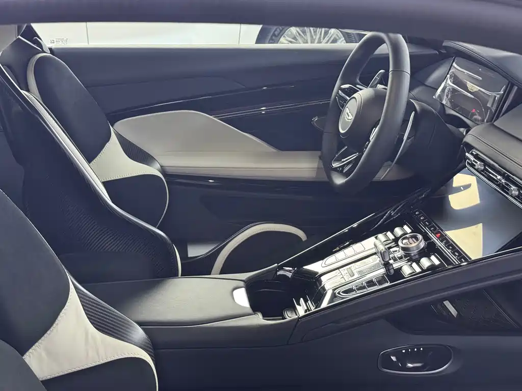 Aston Martin DB12 — миниатюра 8
