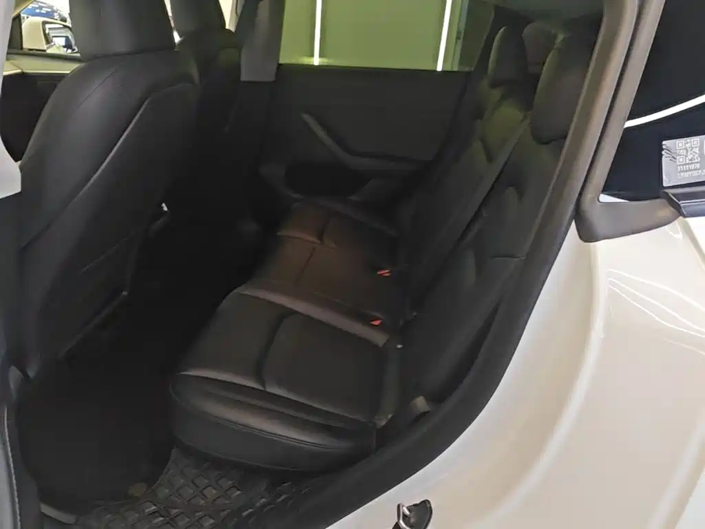Tesla Model Y — миниатюра 17