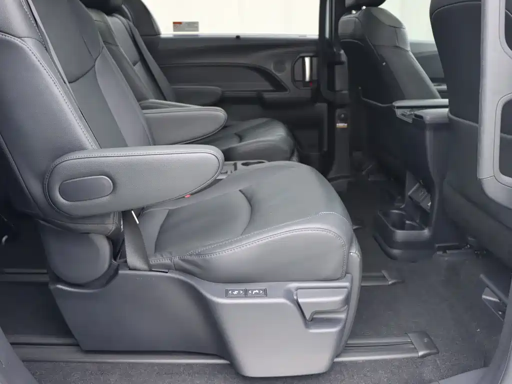 Toyota Sienna — миниатюра 12