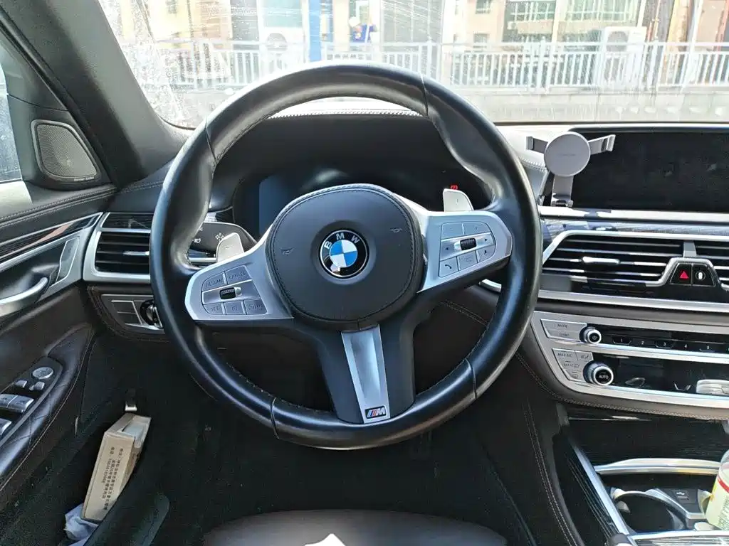 BMW 7 Series — миниатюра 11