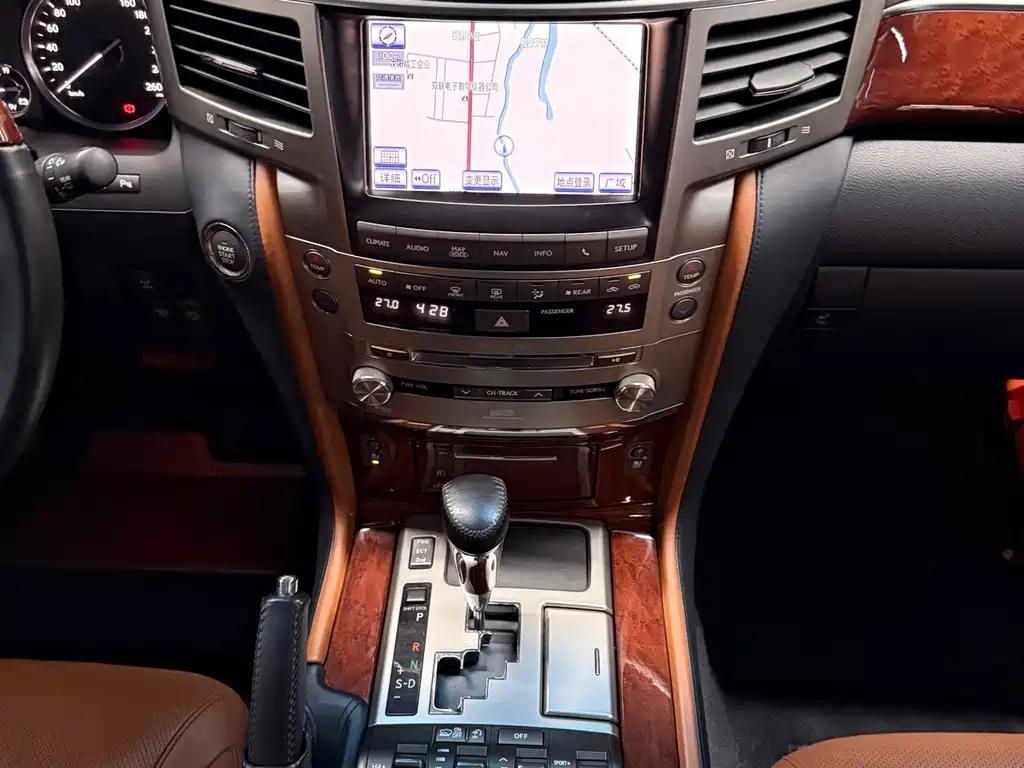 Lexus LX — миниатюра 12