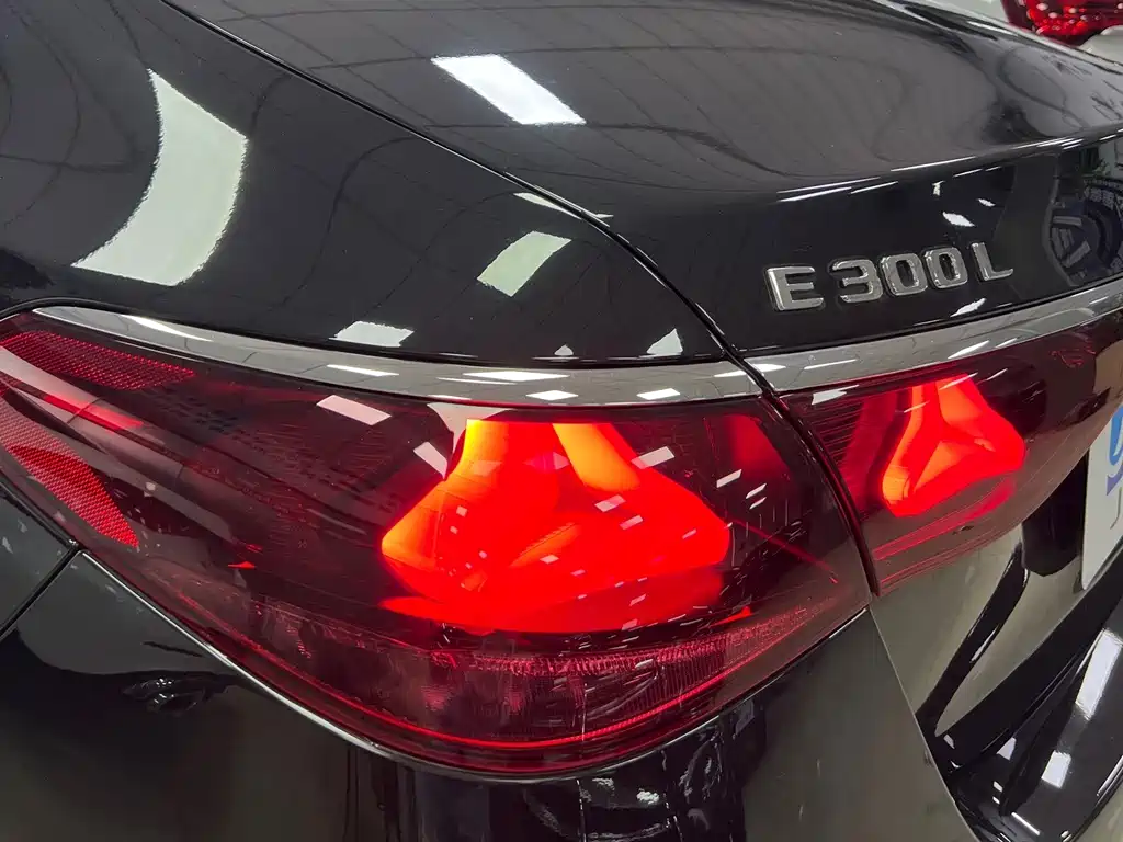 Mercedes-Benz E-Class — миниатюра 11