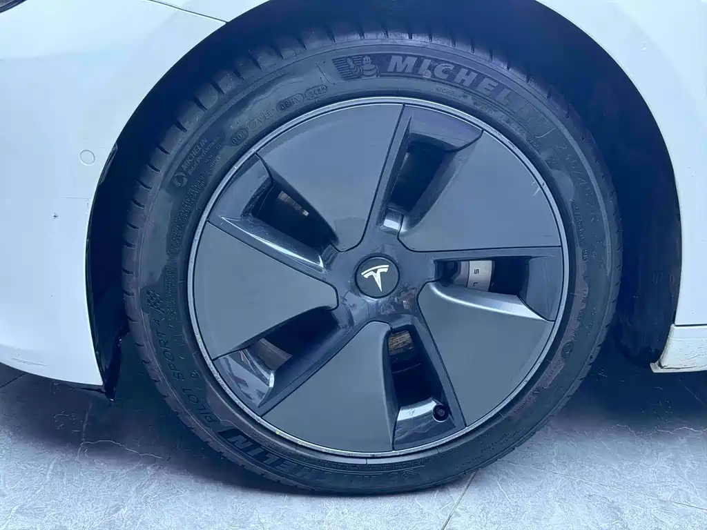 Tesla Model 3 — миниатюра 4