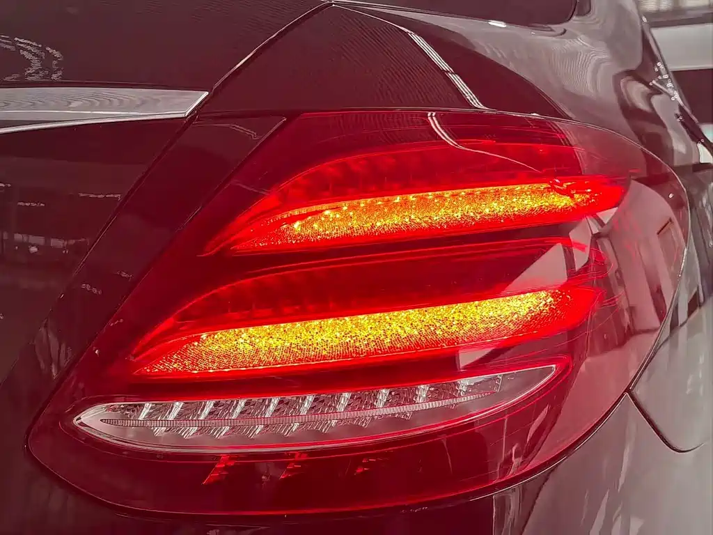 Mercedes-Benz E-Class — миниатюра 11