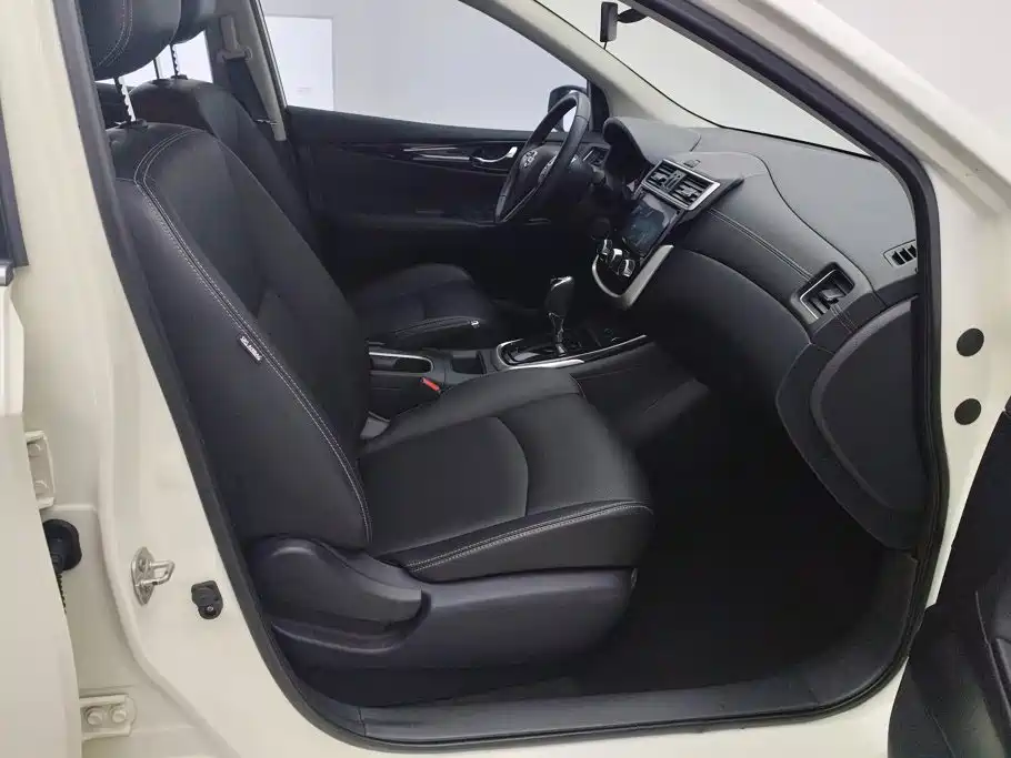 Nissan Tiida — миниатюра 8
