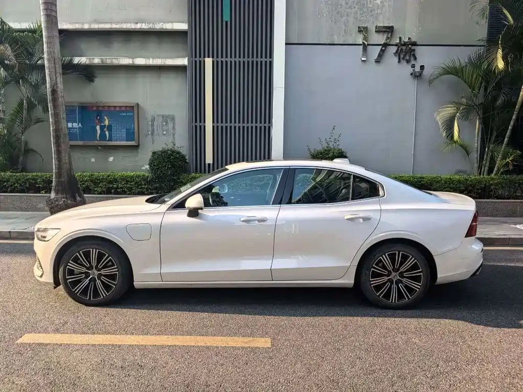 Volvo S60 PHEV — миниатюра 8